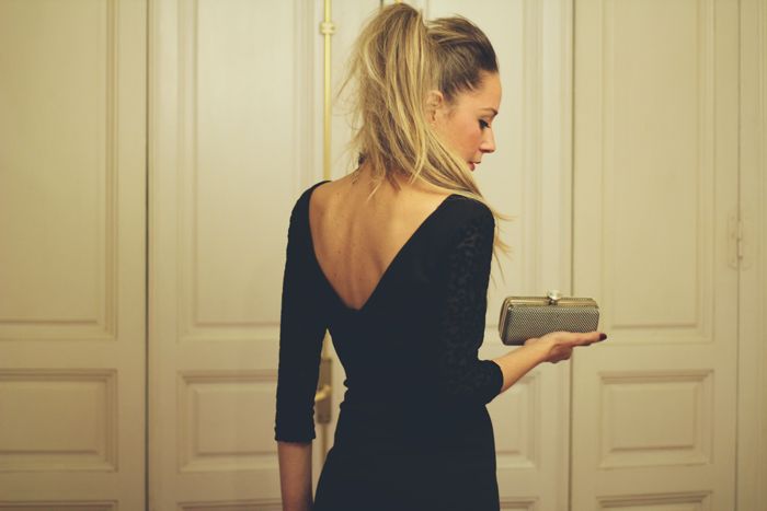 back neckline My Showroom, Priscila Betancort, Carlos Toun, Black dress, vestido negro, vestido ajustado, labios rojos