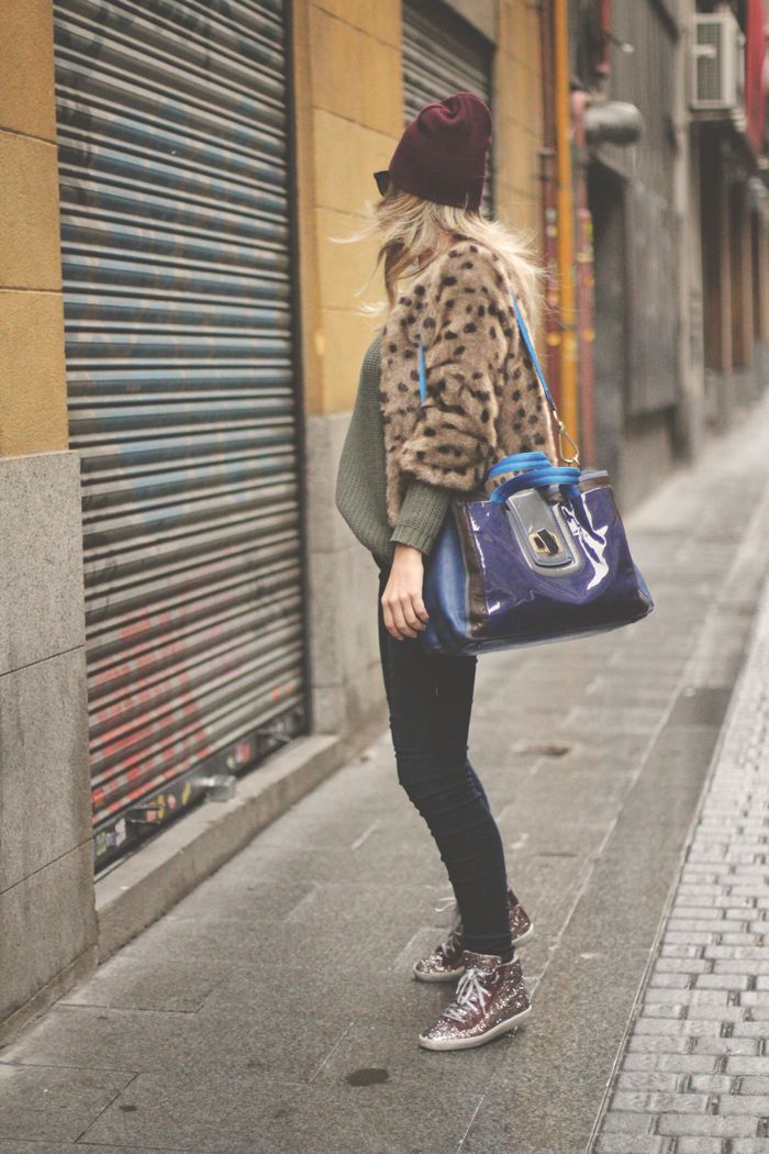 Priscila Betancort MY SHOWROOM, Priscila Betancort, Carlos Toun, street style, maliparmi, rayban, abrigo de pelo, glitter, sneakers, beanie, look para todos los días,
