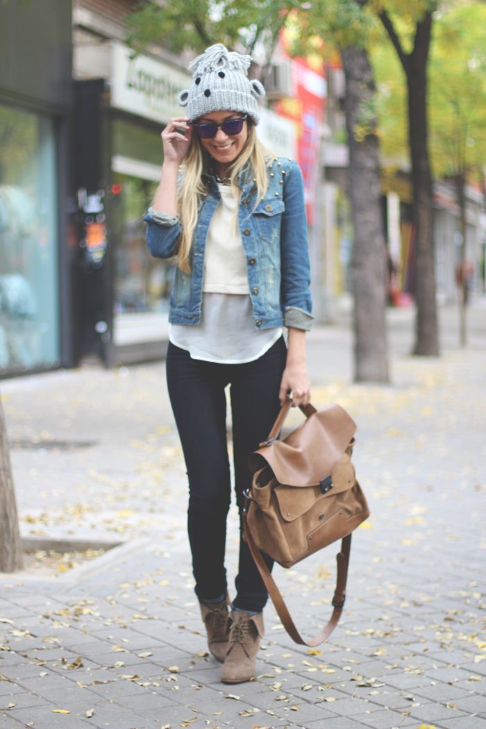 urban look My Showroom, Priscila Betancort, Oakley Frogskins, Optifactory, Sarenza, blonde, fashion blogger, blog de moda, street style, gorro de lana, fashion pills, jeans, denim jacket