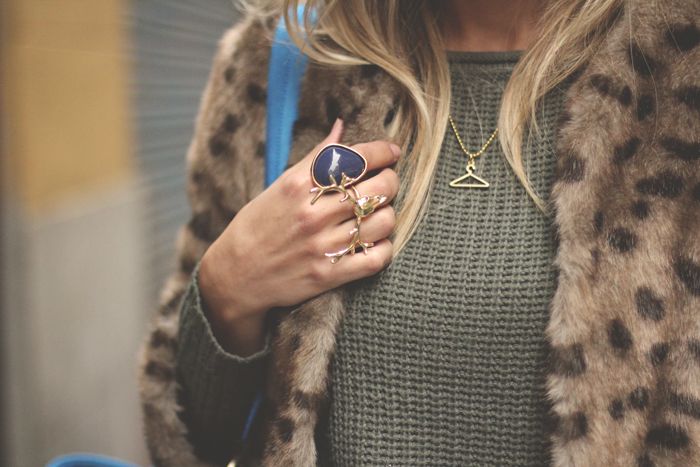 Complementos MY SHOWROOM, Priscila Betancort, Carlos Toun, street style, maliparmi, rayban, abrigo de pelo, glitter, sneakers, beanie, look para todos los días,