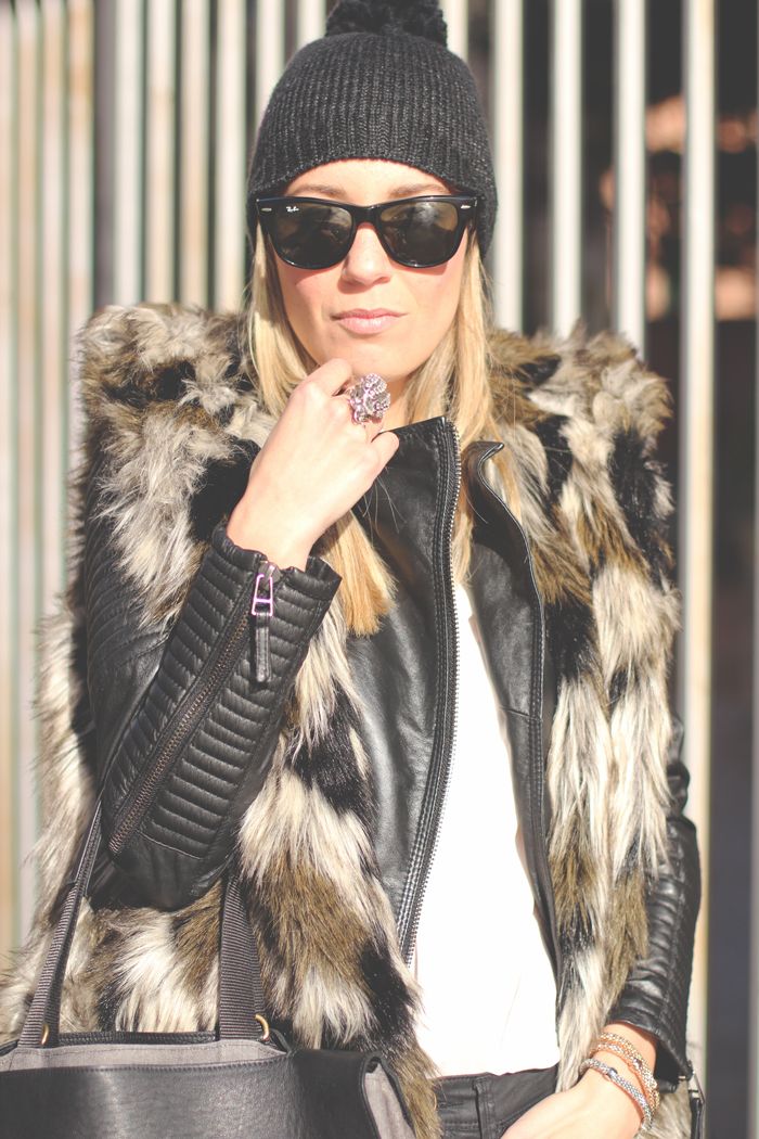 Carlos Toun MY SHOWROOM, queen's Wardrobe, Zara, Stradivarius, romwe, DayaDay, black and white, casual look, cazadora de cuero, chaleco de pelo, blanco y negro, fashion blogger, Priscila Betancort, Carlos Toun,