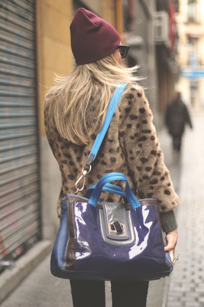 beani MY SHOWROOM, Priscila Betancort, Carlos Toun, street style, maliparmi, rayban, abrigo de pelo, glitter, sneakers, beanie, look para todos los días,
