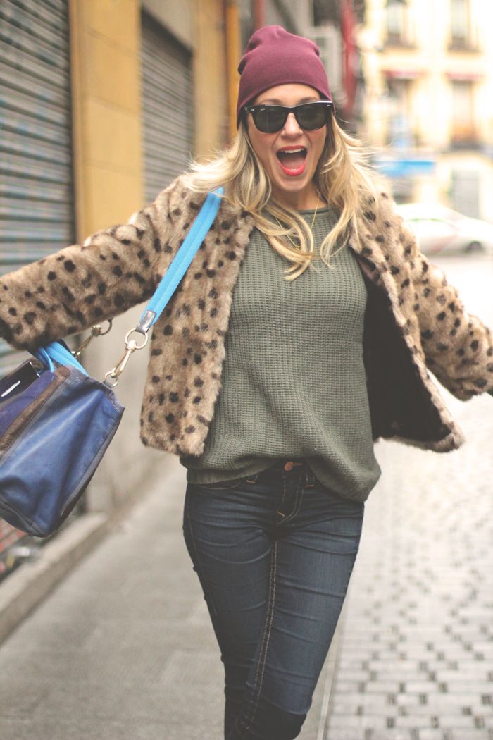 Rayban Wayfarer MY SHOWROOM, Priscila Betancort, Carlos Toun, street style, maliparmi, rayban, abrigo de pelo, glitter, sneakers, beanie, look para todos los días,