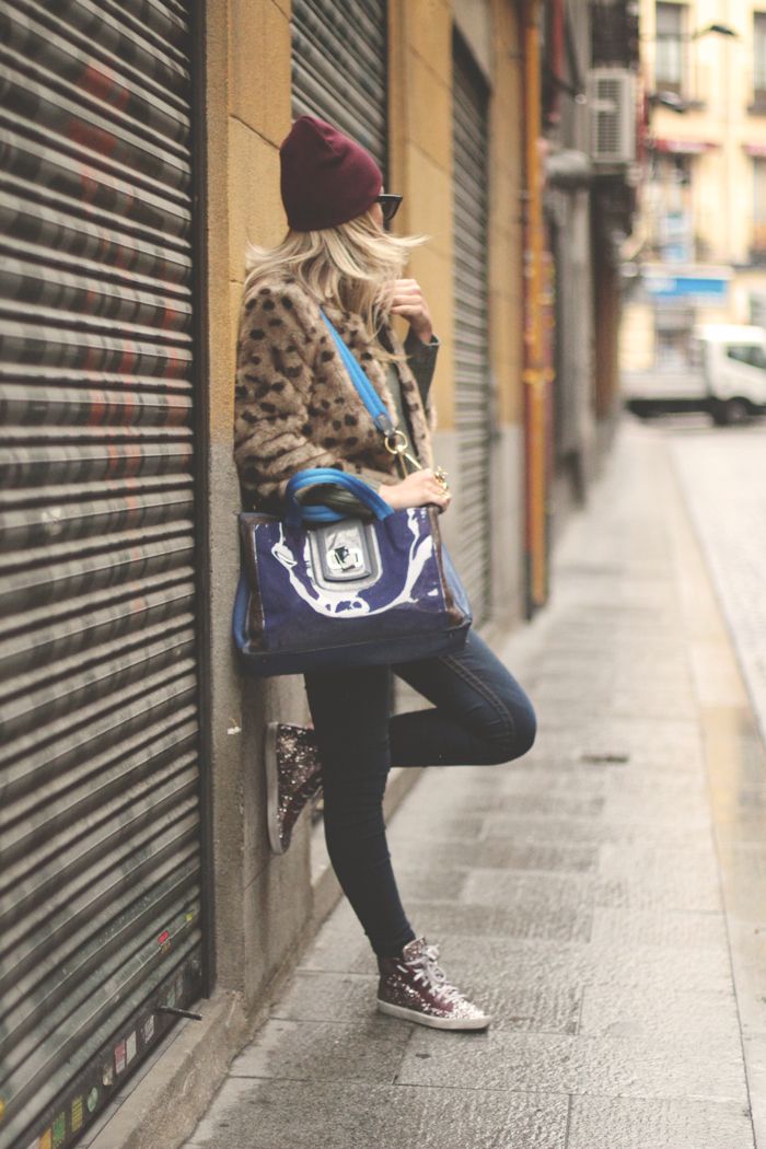 Maliparmi MY SHOWROOM, Priscila Betancort, Carlos Toun, street style, maliparmi, rayban, abrigo de pelo, glitter, sneakers, beanie, look para todos los días,