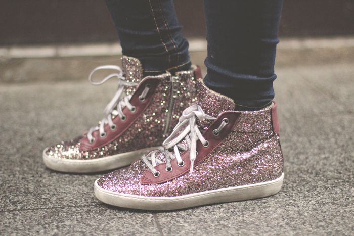 Sneakers MY SHOWROOM, Priscila Betancort, Carlos Toun, street style, maliparmi, rayban, abrigo de pelo, glitter, sneakers, beanie, look para todos los días,